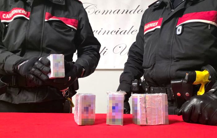 "Incastrati" dall'odore proveniente dall'auto, due spacciatori di hashish in manette