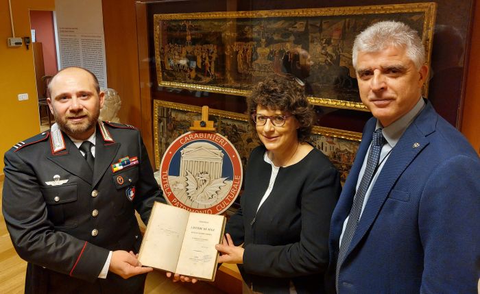 Carabinieri restituiscono alla Biblioteca Hortis un prezioso volume dell’Ottocento scomparso da Trieste