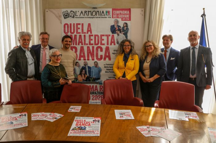 L’Armonia chiude la stagione al Rossetti: presentata in Comune “Quela maledeta banca”