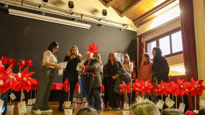 Un giardino di girandole rosse per dire no alla violenza: Trieste celebra il 25 novembre
