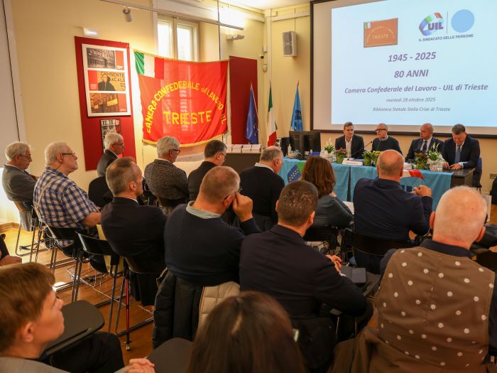 Il sindaco consegna la Medaglia bronzea alla UIL per gli 80 anni della Camera Confederale del Lavoro