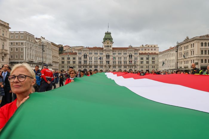 Fanfare, sfilata del tricolore e accensione del tripode per il 70o anniversario del Ritorno di Trieste all'Italia