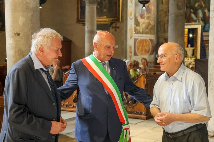 Trieste celebra i 50 anni di sacerdozio di Don Carlo Gamberoni: conferita la Medaglia bronzea della città