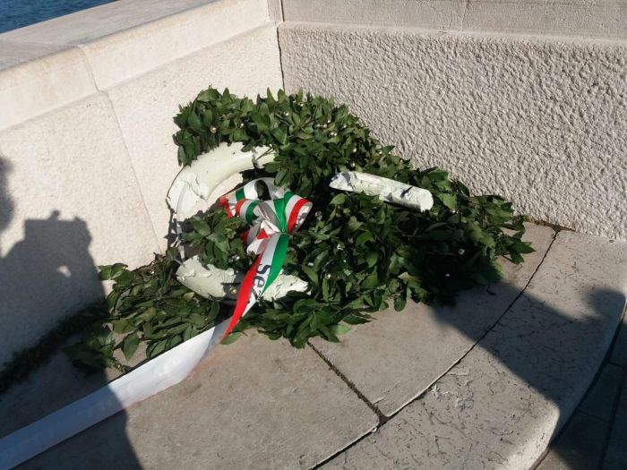 Matteoni: “Danneggiate due corone di fiori a Trieste dedicate ai Bersaglieri e ai Caduti del 1953”