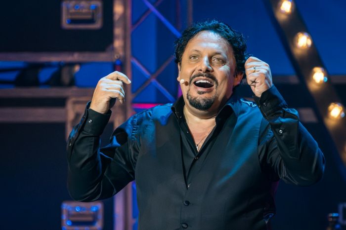Enrico Brignano arriva a Lignano con “Bello di mamma!”: unica data in FVG all’Arena Alpe Adria