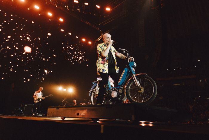 Max Pezzali infiamma l’estate 2026: sarà Lignano Sabbiadoro a inaugurare il nuovo tour “Max Forever – Gli anni d’oro”