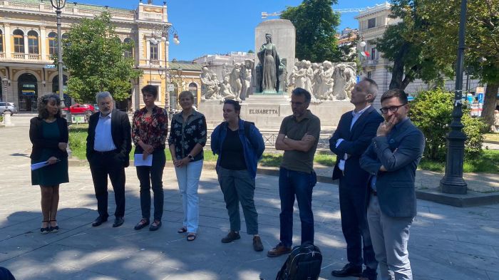 Opposizioni in Piazza Libertà: “La gestione dei migranti non si risolve con recinzioni e propaganda”