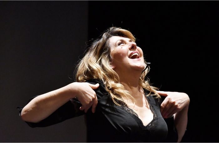 Preparatevi a ridere con "Dio è una signora di mezza età" , venerdì Emanuela Grimalda alla Contrada 