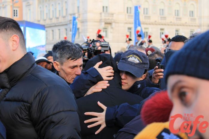 I parenti riabbracciano i marinai della Vespucci: emozione e lacrime sulle Rive (FOTO-VIDEO)