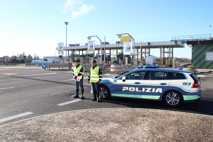 A4, Polizia lo ferma per un controllo: scopre che deve scontare di 1 anno e mezzo di carcere