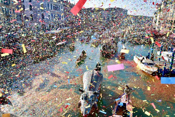 Il Carnevale di Venezia esplode sull’acqua, corteo e Pantegana accendono Olympus tra mito e sport