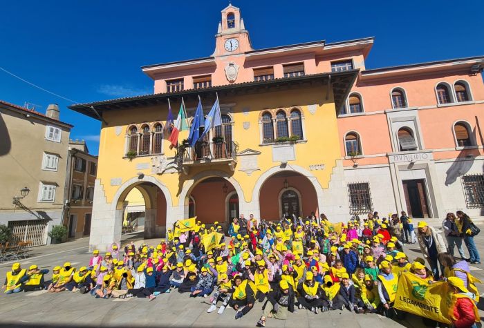 “Puliamo il Mondo”: e alunni delle scuole di Muggia hanno ripulito strade, piazze e giardini del centro