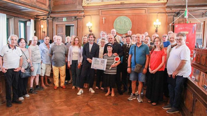 Nonni Vigili: consegnati gli abbonamenti bus gratuiti ai volontari davanti alle scuole