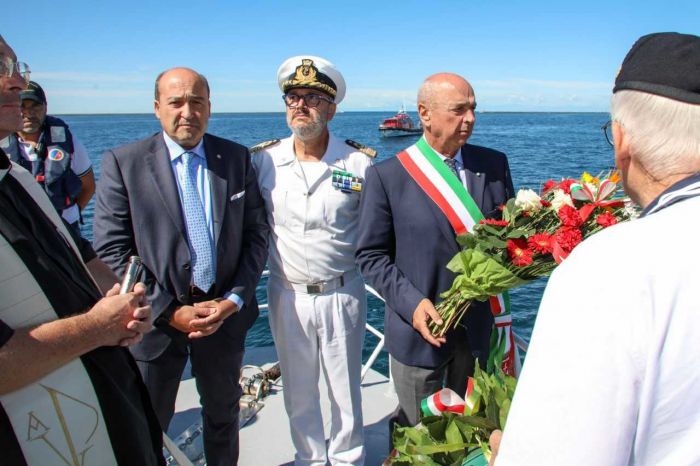 Cerimonia per la Giornata dei Marinai Scomparsi con lancio di corona in mare (VIDEO)