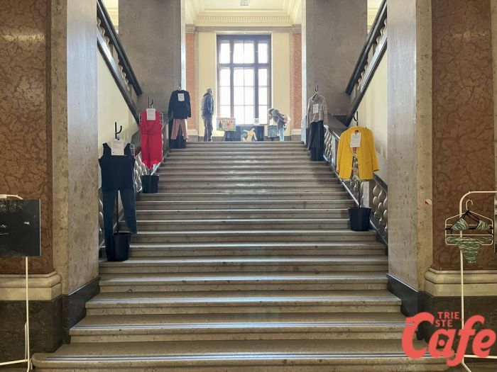 Trieste, inaugurata la mostra “Com’eri vestita? L’abito non è un alibi” al Palazzo di Giustizia (FOTO-VIDEO)