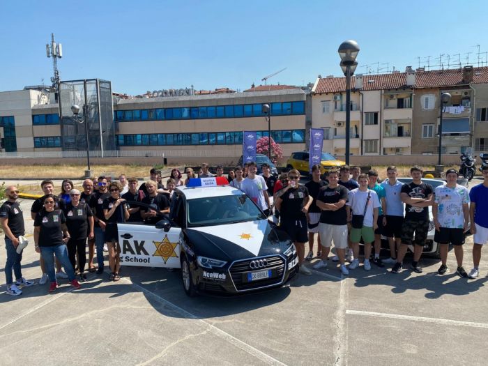 Guida gratuita sul tetto delle Torri: Autoscuola Bizjak rinnova l'invito ai giovani (anche ai minori senza patente) (VIDEO)