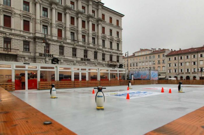 Scivolate stellari e luci scintillanti: la pista di pattinaggio di Trieste conquista tutti (VIDEO)