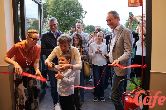 Triestini in massa per il nuovo Maritani: centinaia all’inaugurazione dell’ex Bar Flavia (FOTO - VIDEO)