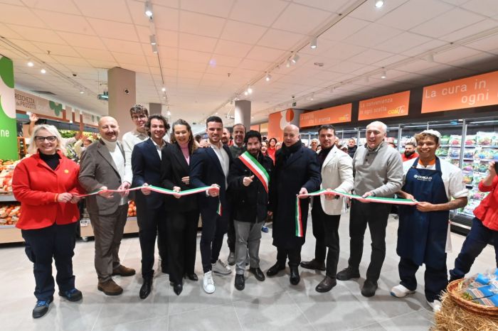 Anche il Sindaco Roberto Dipiazza, all'inaugurazione del Conad dopo i lavori