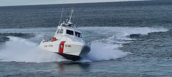 Surfista triestino di 76 anni in difficoltà nelle acque antistanti il porto: interviene Guardia Costiera 
