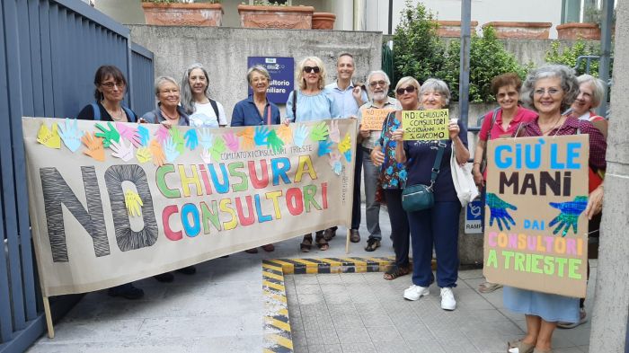 Nuovo presidio davanti alla sede del Consultorio Familiare di via San Marco: "Mantenere le 4 sedi consultoriali a Trieste"