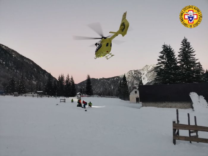 Fvg, cade lungo un pendio di neve dura per circa 300 metri: elitrasportato a Cattinara 