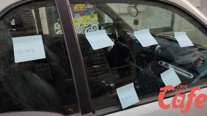 Via Genova, tappezza la carrozzeria di un'auto con bigliettini di scuse e cuoricini
