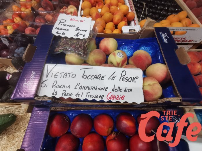 Curioso cartello in un botteghino di frutta e  verdura in centro a Trieste 