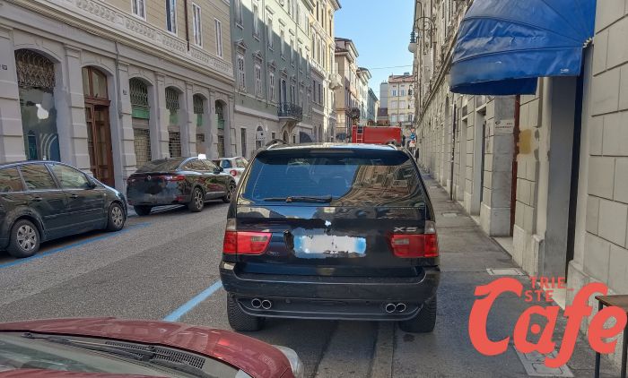 Caos sosta selvaggia in città, la denuncia dei residenti contro i parcheggi fuori controllo