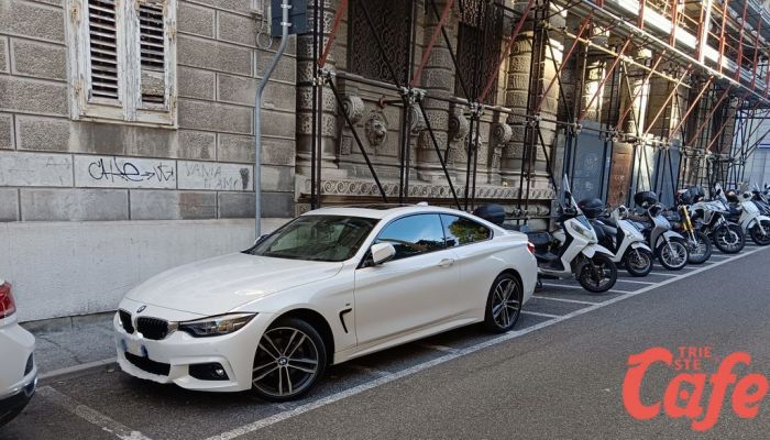 "Tutta la vita macchine in divieto": caos in via dell’Università