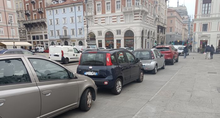 Auto sui marciapiedi in piazza Ponterosso, la segnalazione dei cittadini