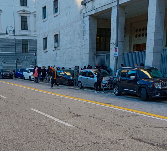 Lunghe file di migranti giornalmente fuori dalla questura di Trieste: Città chiede soluzioni