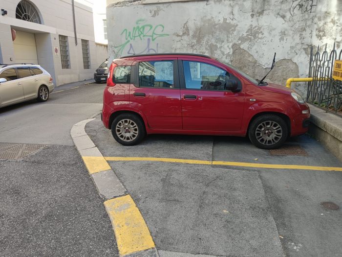 "Via dell’Università: marciapiedi dissestati e auto in divieto", segnalazione di un lettore