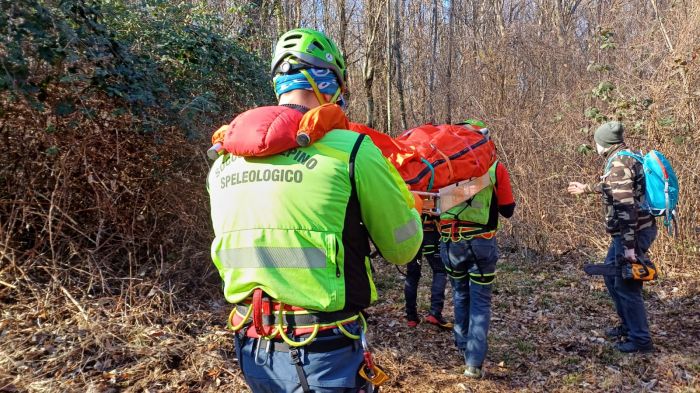 Udine: Infortunio nel boschetto, donna cade e si ferisce 
