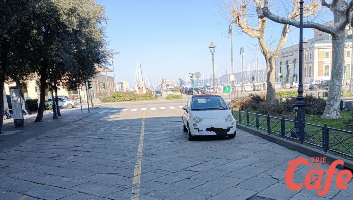 Piazza Venezia, incredibile parcheggio selvaggio: auto bloccata in mezzo alla carreggiata