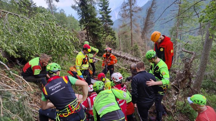 Fvg, boscaiolo colpito da un masso: soccorso a quota 1600 metri sotto Malga Tartoi