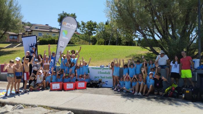 A Porto San Rocco bambini e subacquei uniti per salvare il mare: raccolti rifiuti da spiaggia e fondali