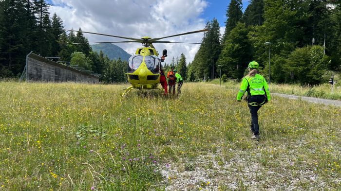 Escursione di coppia con colpo di scena: lei si fa male alla caviglia e atterra l’elisoccorso tra i boschi