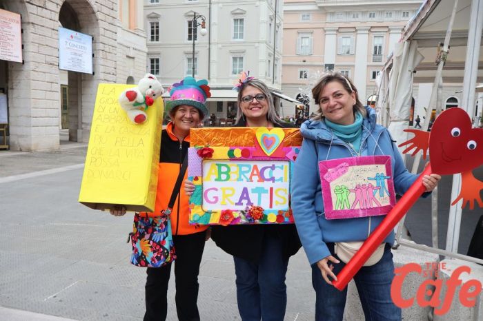 “Abbiamo abbracciato perfino una coppia di sposi”: a Trieste la festa degli abbracci per Barcolana (FOTO-VIDEO)