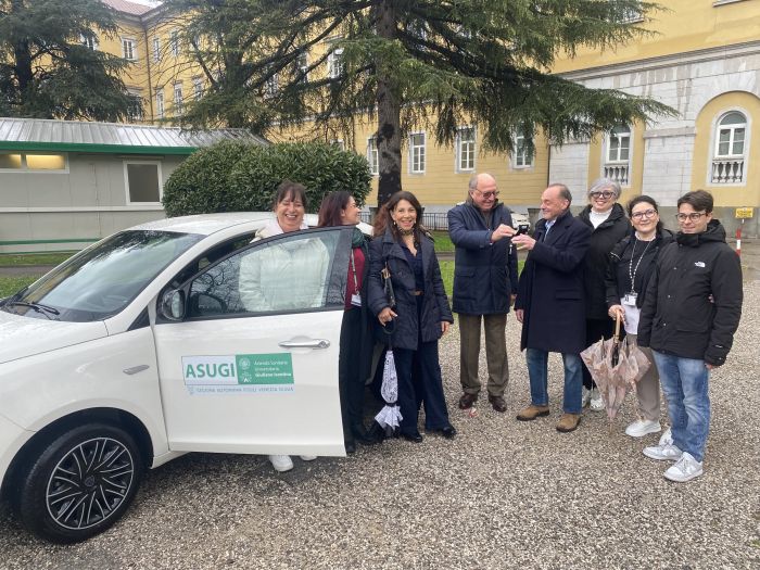 Donazione Asugi, nuova auto per l’assistenza domiciliare infantile grazie alle Fondazioni Casali