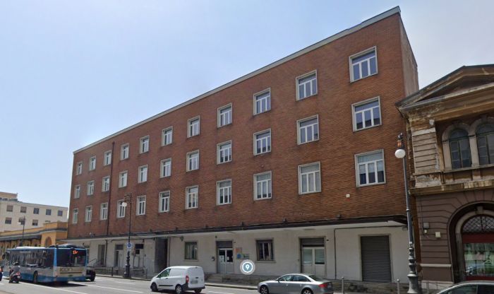 Trieste si tinge di bianco: Palazzo Urban Center illuminato per la lotta contro il cancro al polmone