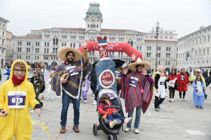 Bavisela di Carnevale, 800 partecipanti colorano le vie di Trieste e donano 4700 euro al Burlo (VIDEO)