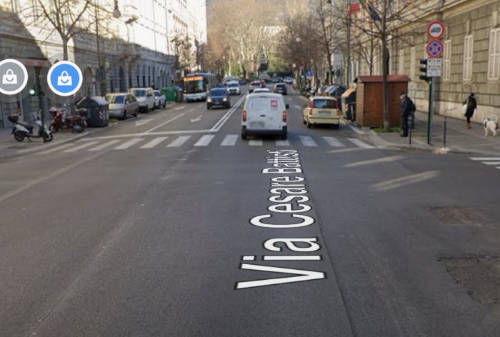 Via Battisti, traffico bollente: aggredito a pugni per un sorpasso azzardato