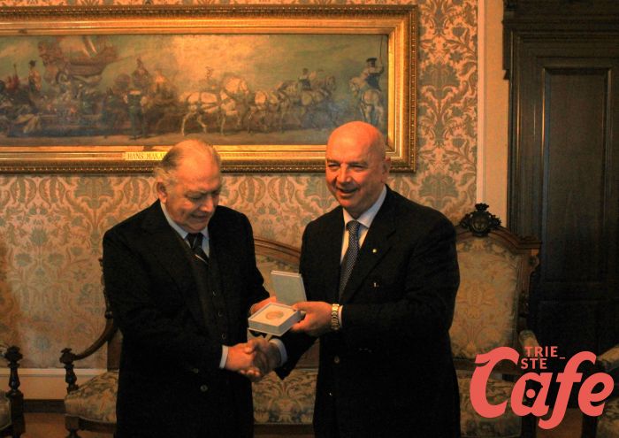 Il Sindaco Dipiazza conferisce il Sigillo Trecentesco della Città di Trieste al dott. Carlo Mastelloni
