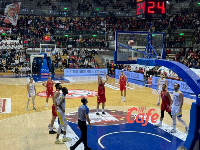 Pallacanestro Trieste, chiude l’anno col botto: soffre e vince contro Verona (VIDEO-SERVIZIO)