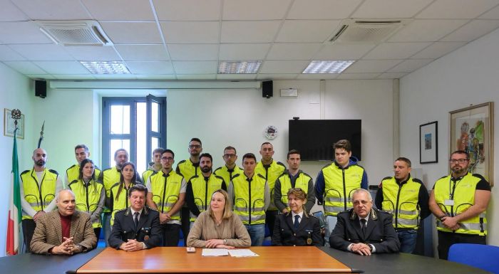 L’assessore alle politiche di sicurezza cittadina De Gavardo, ha presentato i nuovi 16 agenti della polizia locale