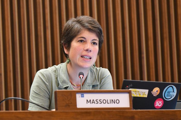 Bambini su un carro armato in Piazza Unità: preoccupazione di Massolino in Regione