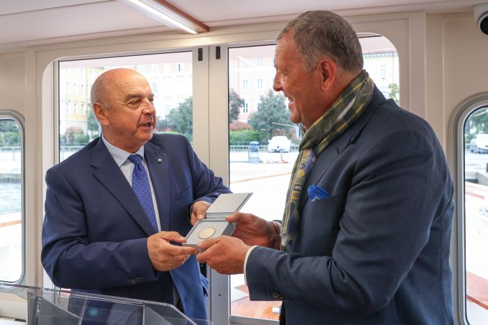 Il Delfino Verde salpa con una nuova motonave: onorificenza al fondatore Silvano Peric da parte del Sindaco