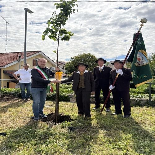 Duino Aurisina è “Comune amico delle api”, ogni 20 maggio verrà piantato un albero 