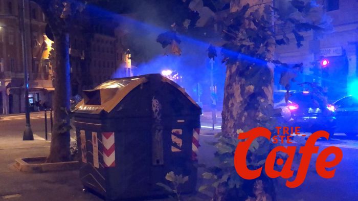Misterioso incendio in un cassonetto della carta in viale d'Annunzio (VIDEO)